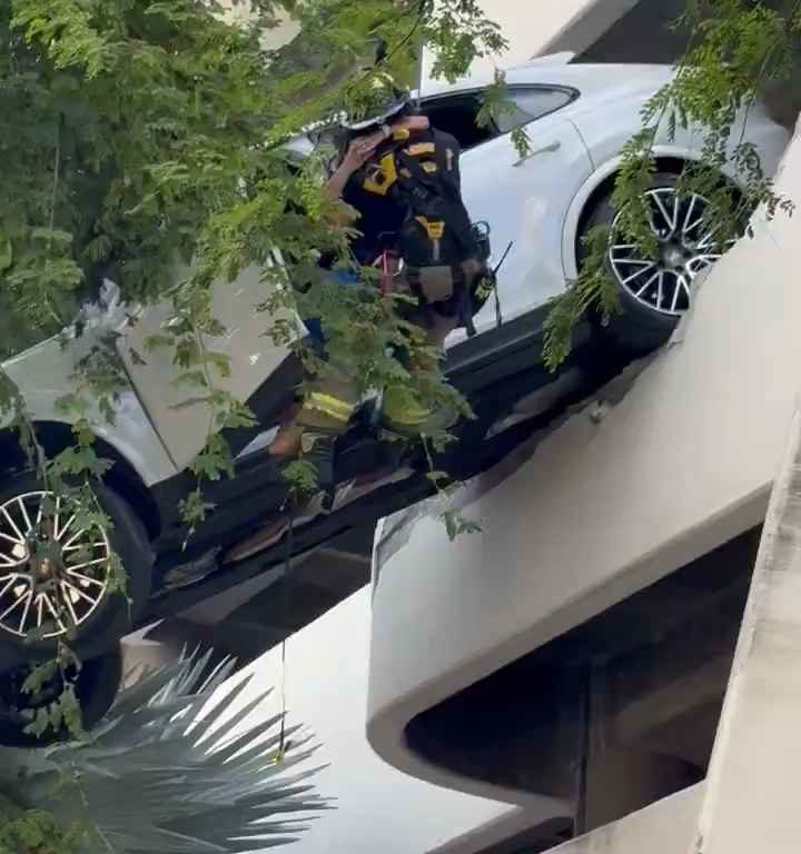 Donna verpasst das Pedal und findet sich gerettet mit dem SUV wieder, der auf dem Parkplatz baumelt