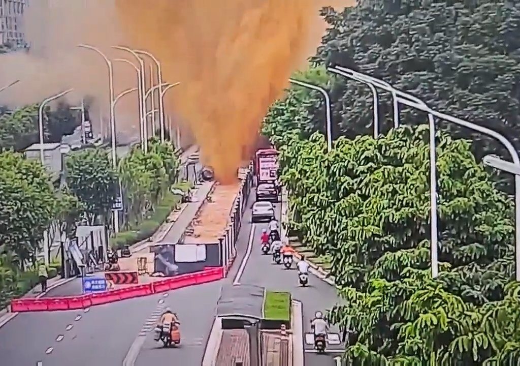 Fognatura esplode durante un test di pressione: geyser di feci alta 10 metri