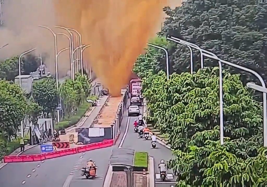 Fognatura esplode durante un test di pressione: geyser di feci alta 10 metri