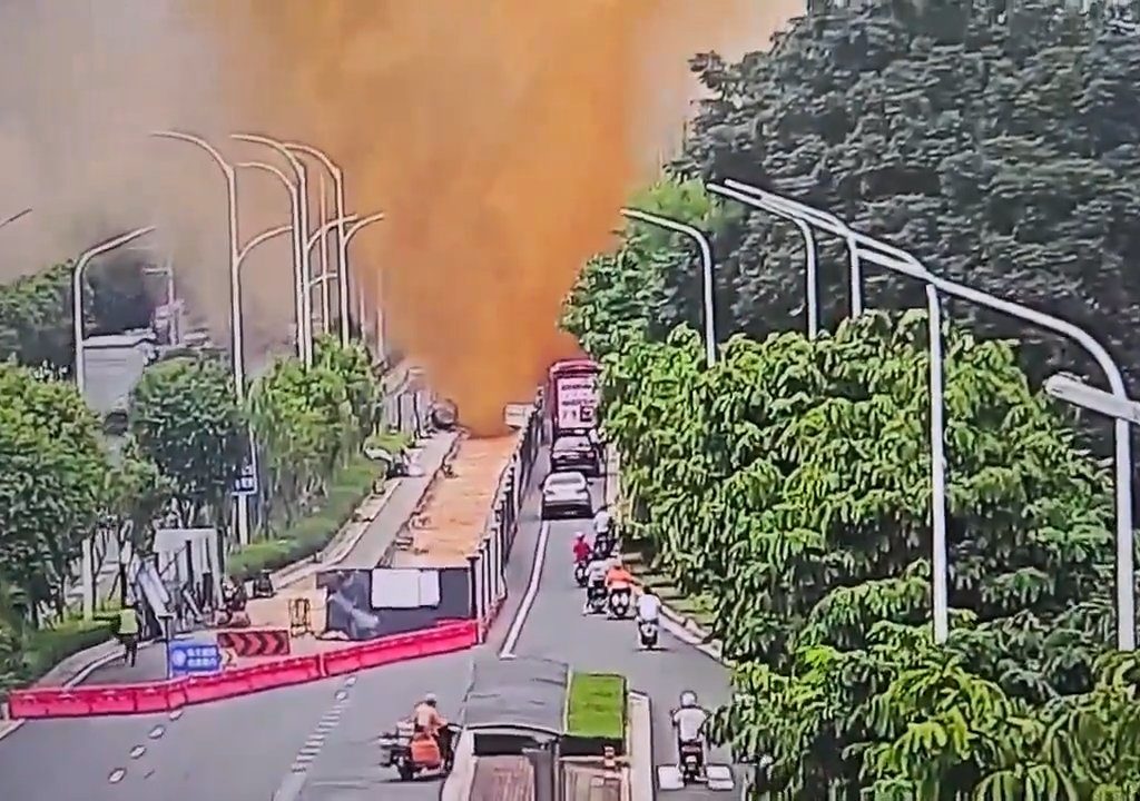 Fognatura esplode durante un test di pressione: geyser di feci alta 10 metri