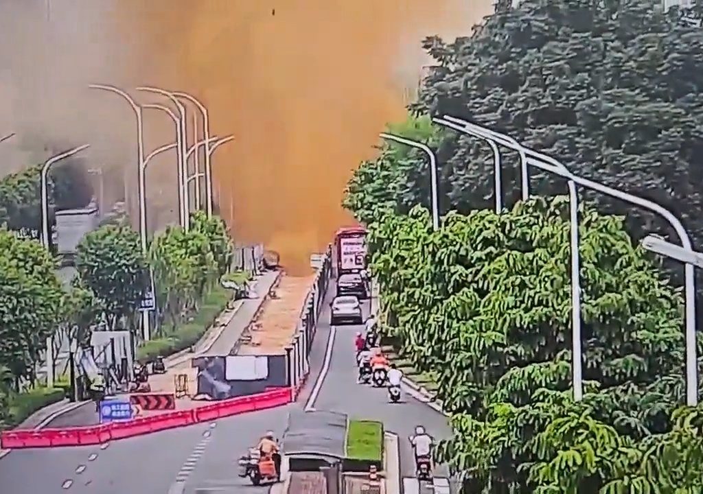 Fognatura esplode durante un test di pressione: geyser di feci alta 10 metri