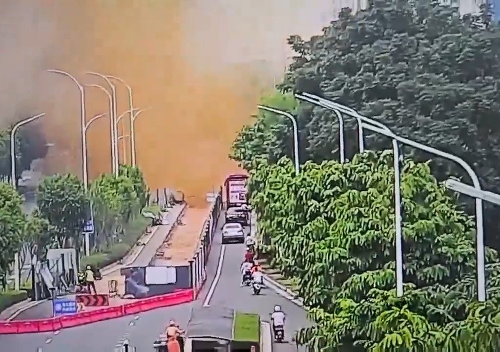 Fognatura esplode durante un test di pressione: geyser di feci alta 10 metri