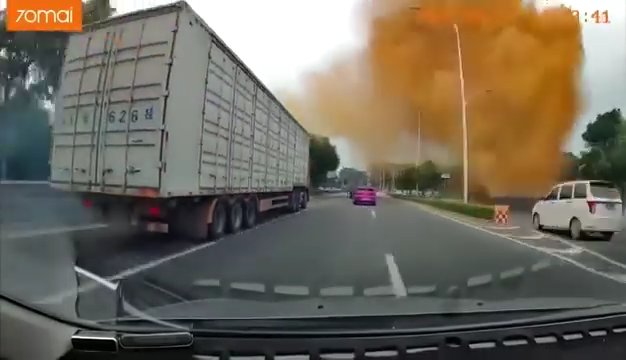 Fognatura esplode durante un test di pressione: geyser di feci alta 10 metri