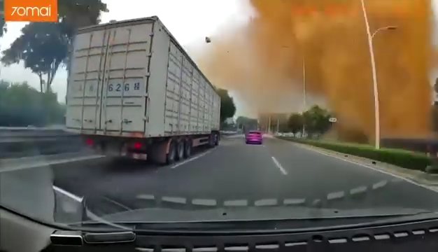 Fognatura esplode durante un test di pressione: geyser di feci alta 10 metri