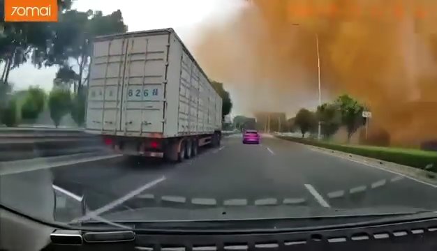 Fognatura esplode durante un test di pressione: geyser di feci alta 10 metri