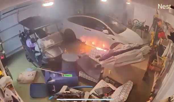 Garaje inundado por huracán, Tesla explota: vídeo dramático