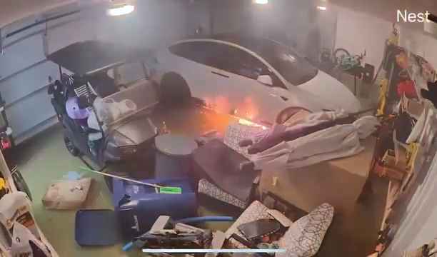 Garaje inundado por huracán, Tesla explota: vídeo dramático