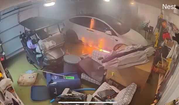 Garaje inundado por huracán, Tesla explota: vídeo dramático