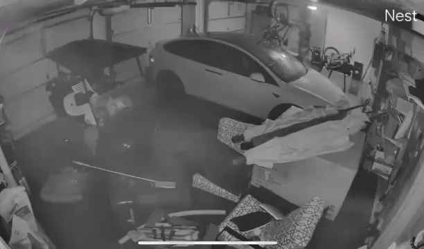 Garaje inundado por huracán, Tesla explota: vídeo dramático