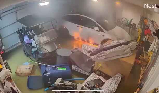 Garaje inundado por huracán, Tesla explota: vídeo dramático