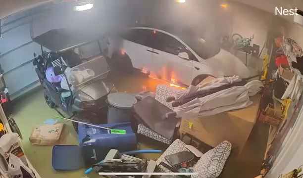 Garaje inundado por huracán, Tesla explota: vídeo dramático