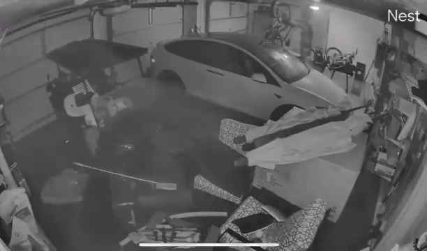 Garaje inundado por huracán, Tesla explota: vídeo dramático