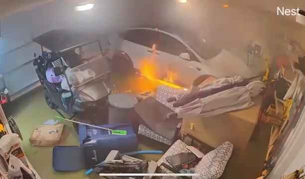 Garaje inundado por huracán, Tesla explota: vídeo dramático