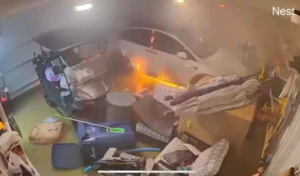 Garaje inundado por huracán, Tesla explota: vídeo dramático