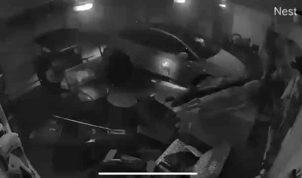 Garaje inundado por huracán, Tesla explota: vídeo dramático