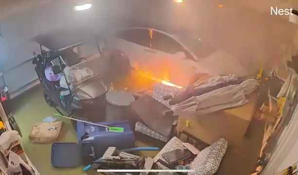 Garaje inundado por huracán, Tesla explota: vídeo dramático