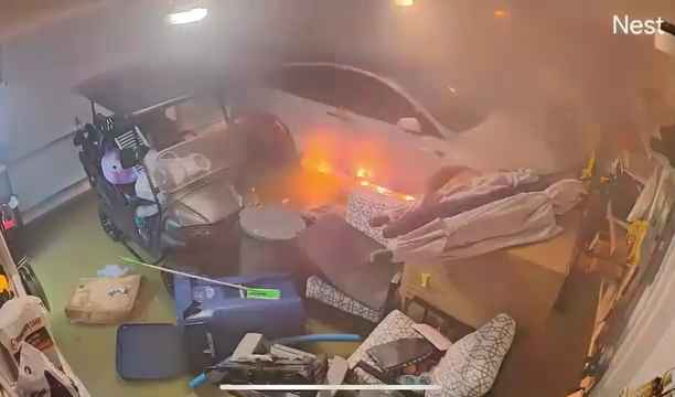 Garaje inundado por huracán, Tesla explota: vídeo dramático