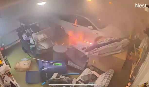 Garaje inundado por huracán, Tesla explota: vídeo dramático