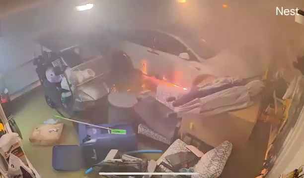 Garaje inundado por huracán, Tesla explota: vídeo dramático