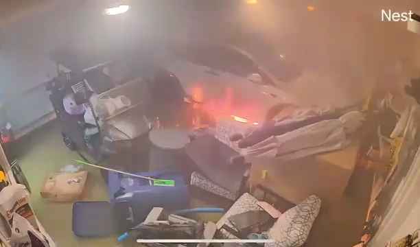 Garaje inundado por huracán, Tesla explota: vídeo dramático