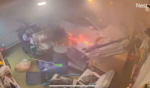 Garaje inundado por huracán, Tesla explota: vídeo dramático