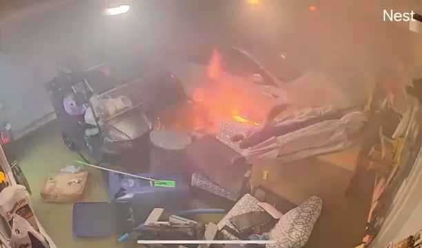 Garaje inundado por huracán, Tesla explota: vídeo dramático