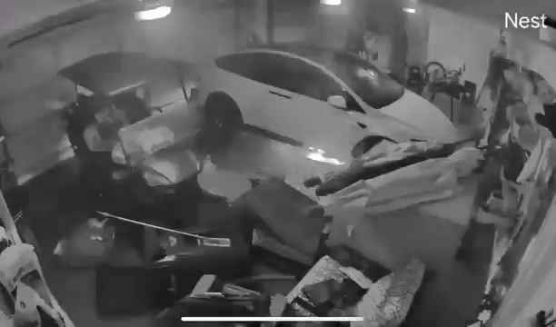 Garaje inundado por huracán, Tesla explota: vídeo dramático