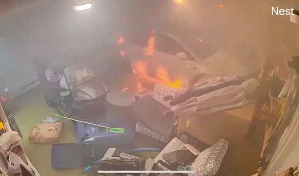 Garaje inundado por huracán, Tesla explota: vídeo dramático