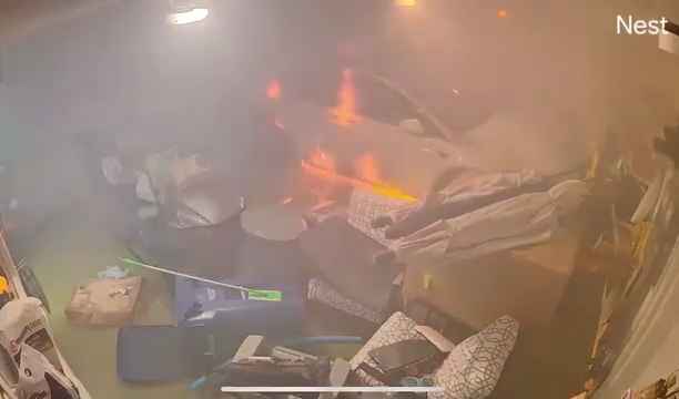 Garaje inundado por huracán, Tesla explota: vídeo dramático