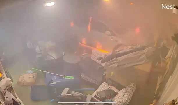 Garaje inundado por huracán, Tesla explota: vídeo dramático