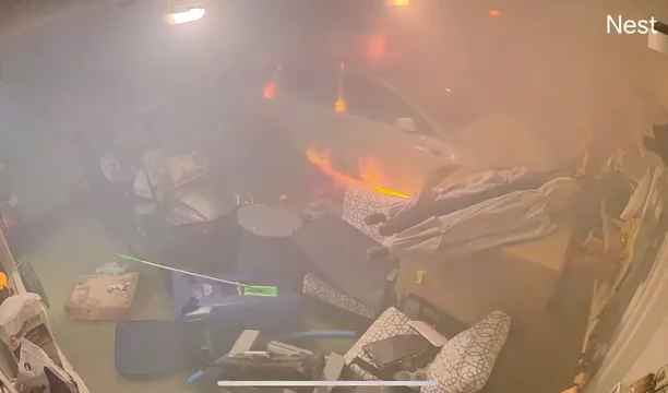 Garaje inundado por huracán, Tesla explota: vídeo dramático