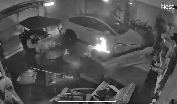 Garaje inundado por huracán, Tesla explota: vídeo dramático