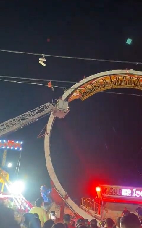 Un carrousel s'écrase et laisse les passagers tête en bas : sauvé par les pompiers