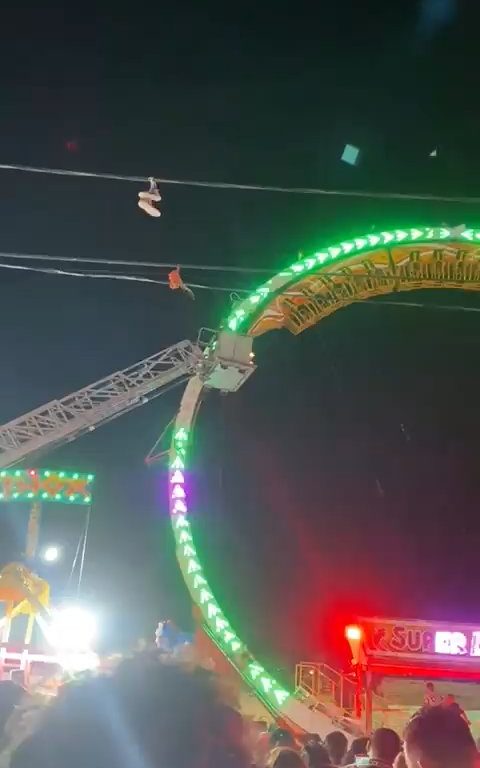 Un carrousel s'écrase et laisse les passagers tête en bas : sauvé par les pompiers