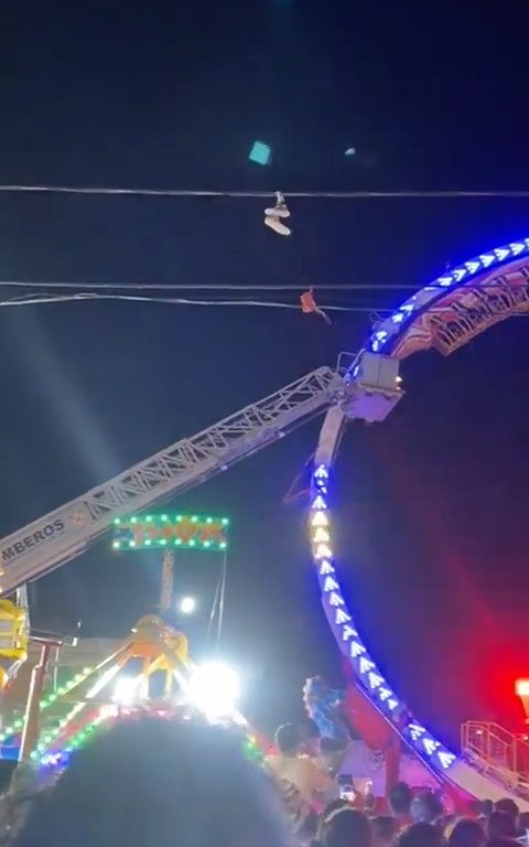 Un carrousel s'écrase et laisse les passagers tête en bas : sauvé par les pompiers