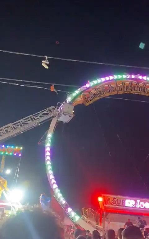 Un carrousel s'écrase et laisse les passagers tête en bas : sauvé par les pompiers