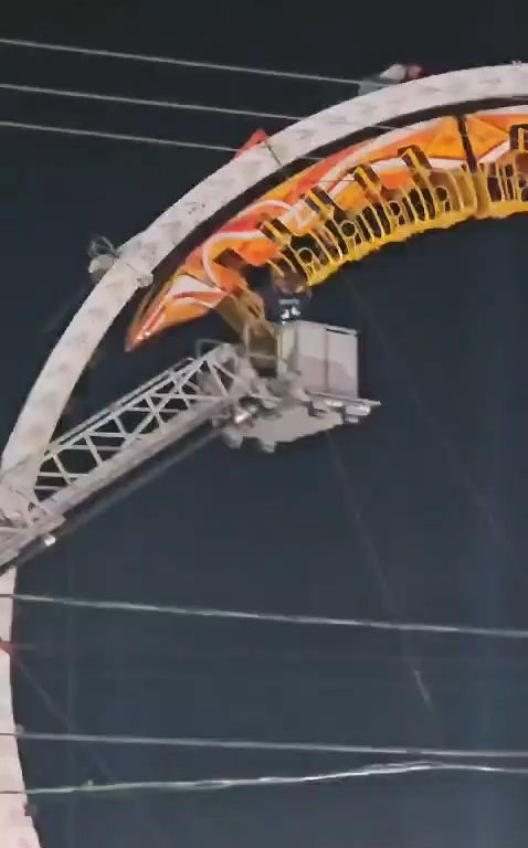 Un carrousel s'écrase et laisse les passagers tête en bas : sauvé par les pompiers