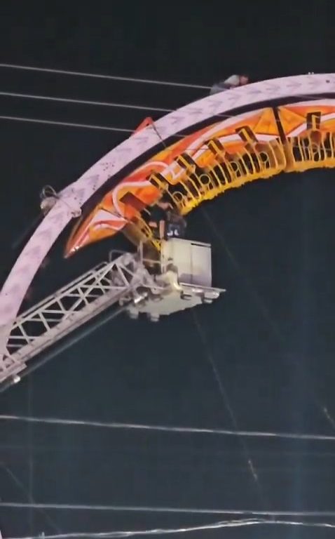 Un carrousel s'écrase et laisse les passagers tête en bas : sauvé par les pompiers