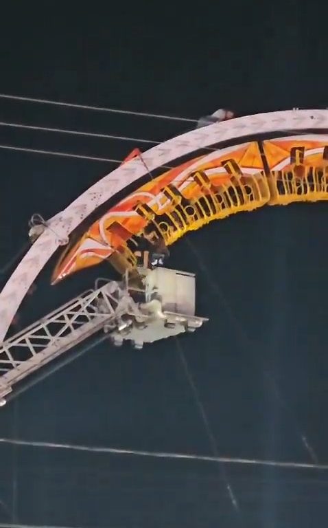 Un carrousel s'écrase et laisse les passagers tête en bas : sauvé par les pompiers