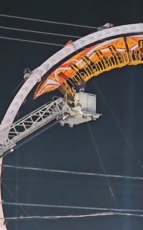 Un carrousel s'écrase et laisse les passagers tête en bas : sauvé par les pompiers