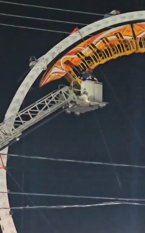 Un carrousel s'écrase et laisse les passagers tête en bas : sauvé par les pompiers