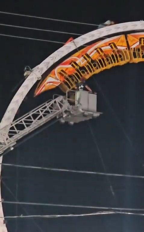 Un carrousel s'écrase et laisse les passagers tête en bas : sauvé par les pompiers