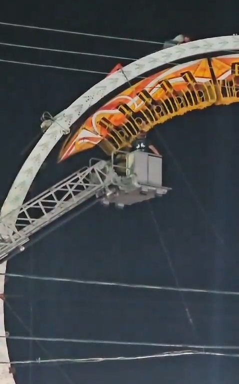 Un carrousel s'écrase et laisse les passagers tête en bas : sauvé par les pompiers