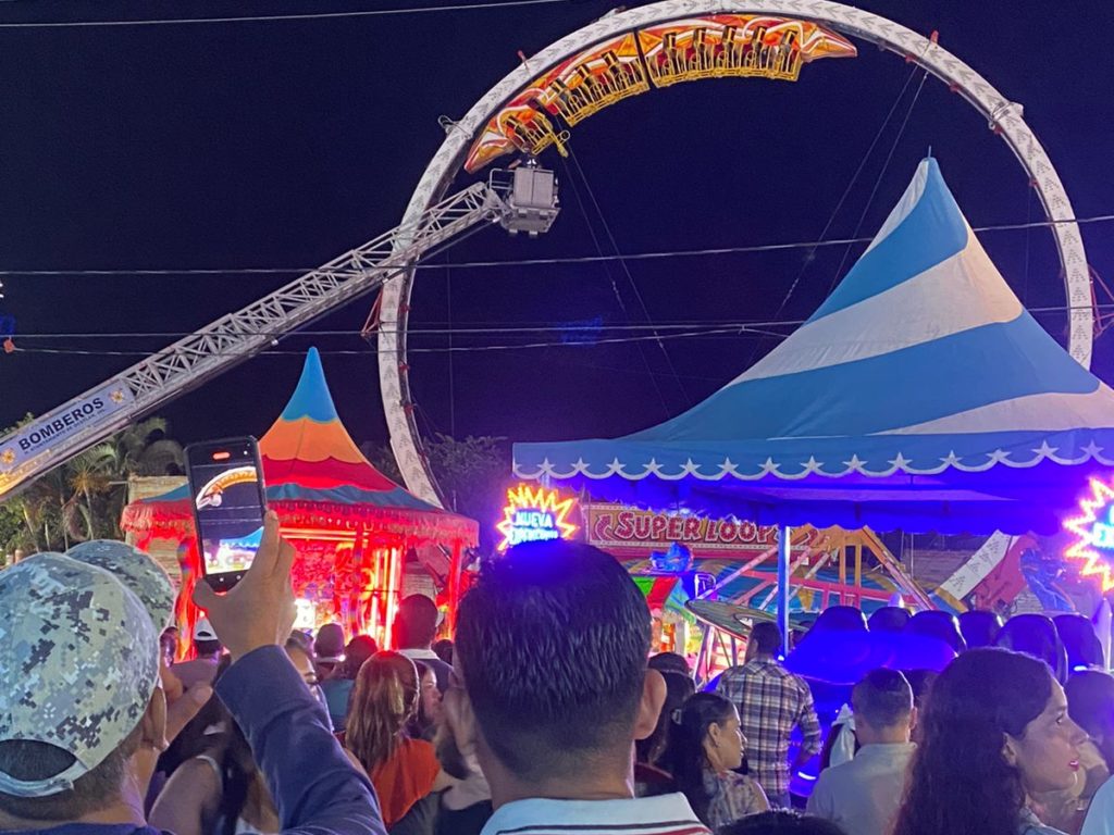 Un carrousel s'écrase et laisse les passagers tête en bas : sauvé par les pompiers