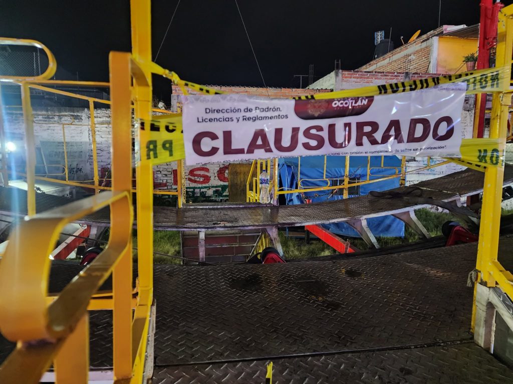 Carrusel se estrella y deja a los pasajeros boca abajo: salvados por los bomberos