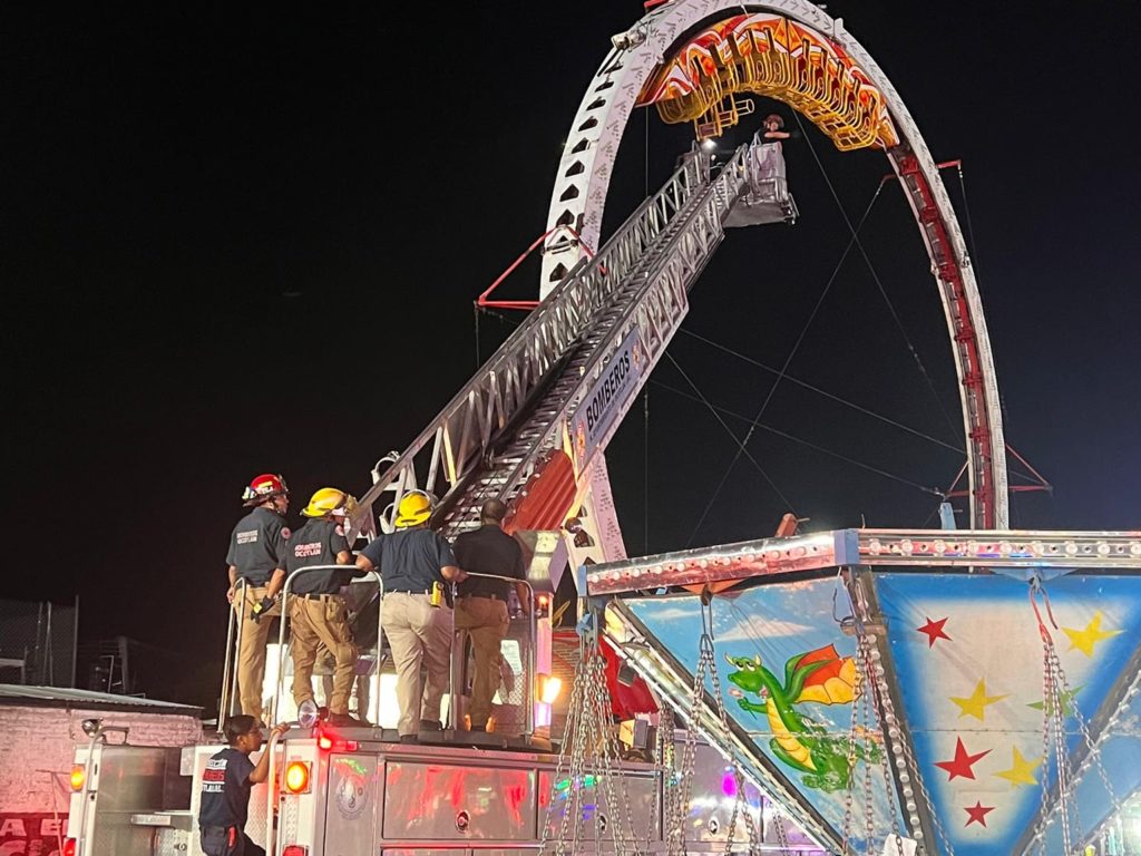 Un carrousel s'écrase et laisse les passagers tête en bas : sauvé par les pompiers