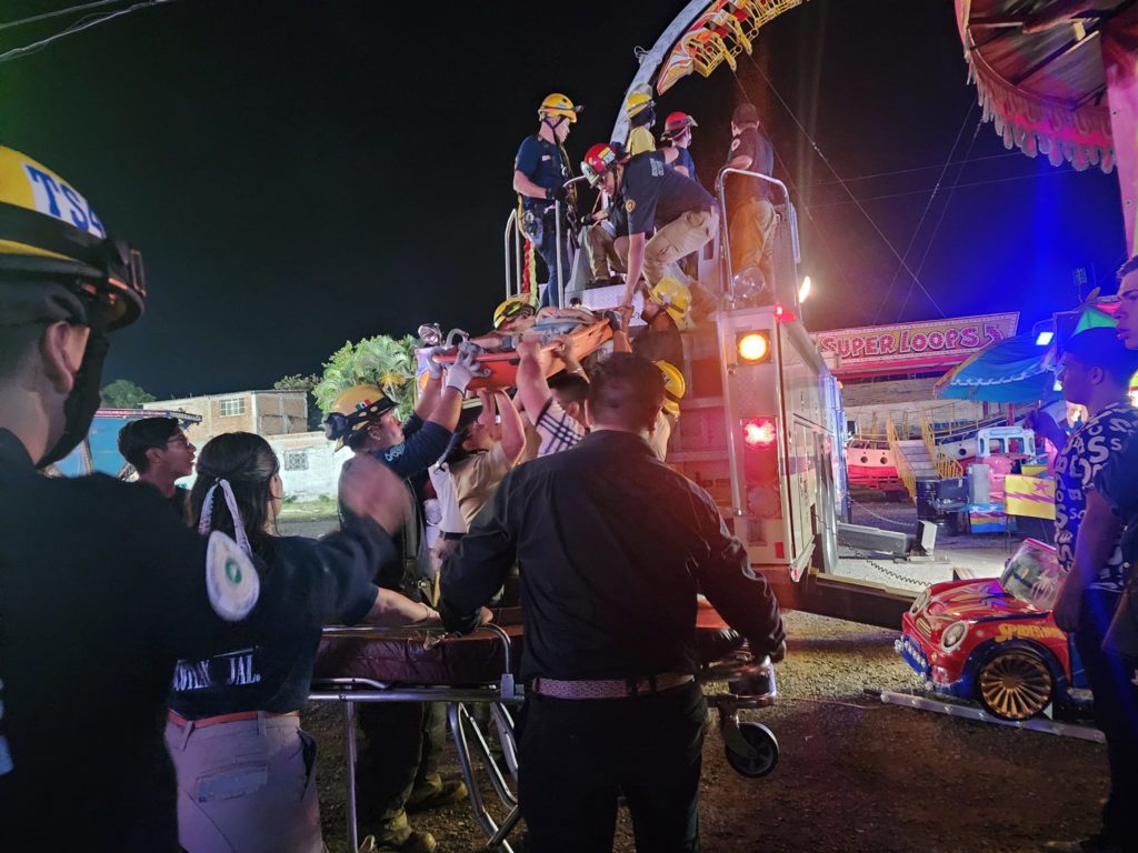 Carrusel se estrella y deja a los pasajeros boca abajo: salvados por los bomberos