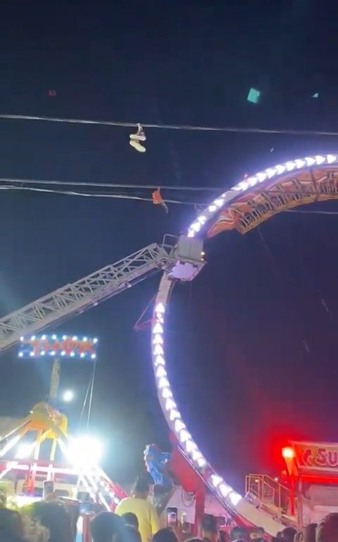 Un carrousel s'écrase et laisse les passagers tête en bas : sauvé par les pompiers