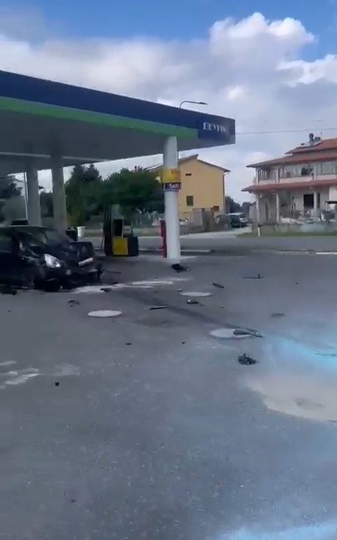 El peor conductor del mundo: en 24 horas choca contra una gasolinera y un coche