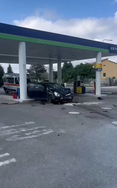 Der schlimmste Autofahrer der Welt: Innerhalb von 24 Stunden prallt er gegen eine Tankstelle und ein Auto